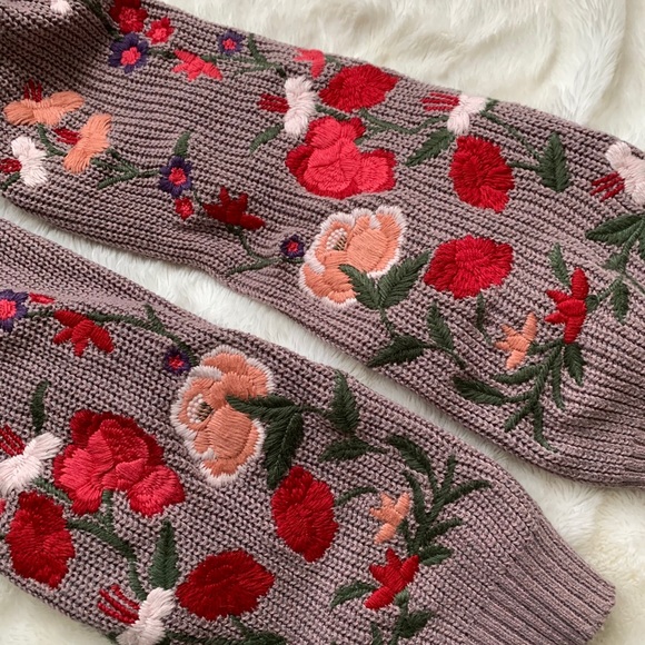 COPY - American Eagle embroidered flower sweater - Picture 5 of 5